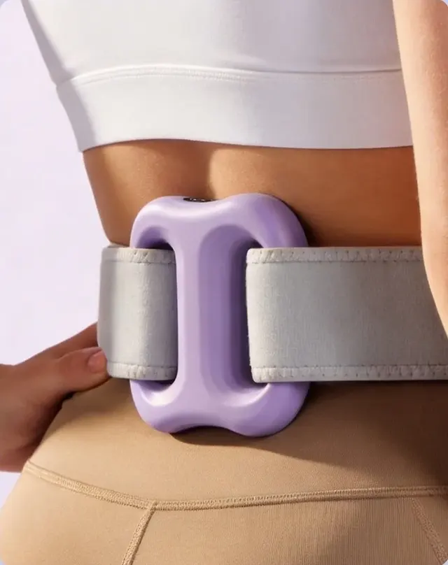 L'anneau porté sur le bas du dos, tenu par sa ceinture